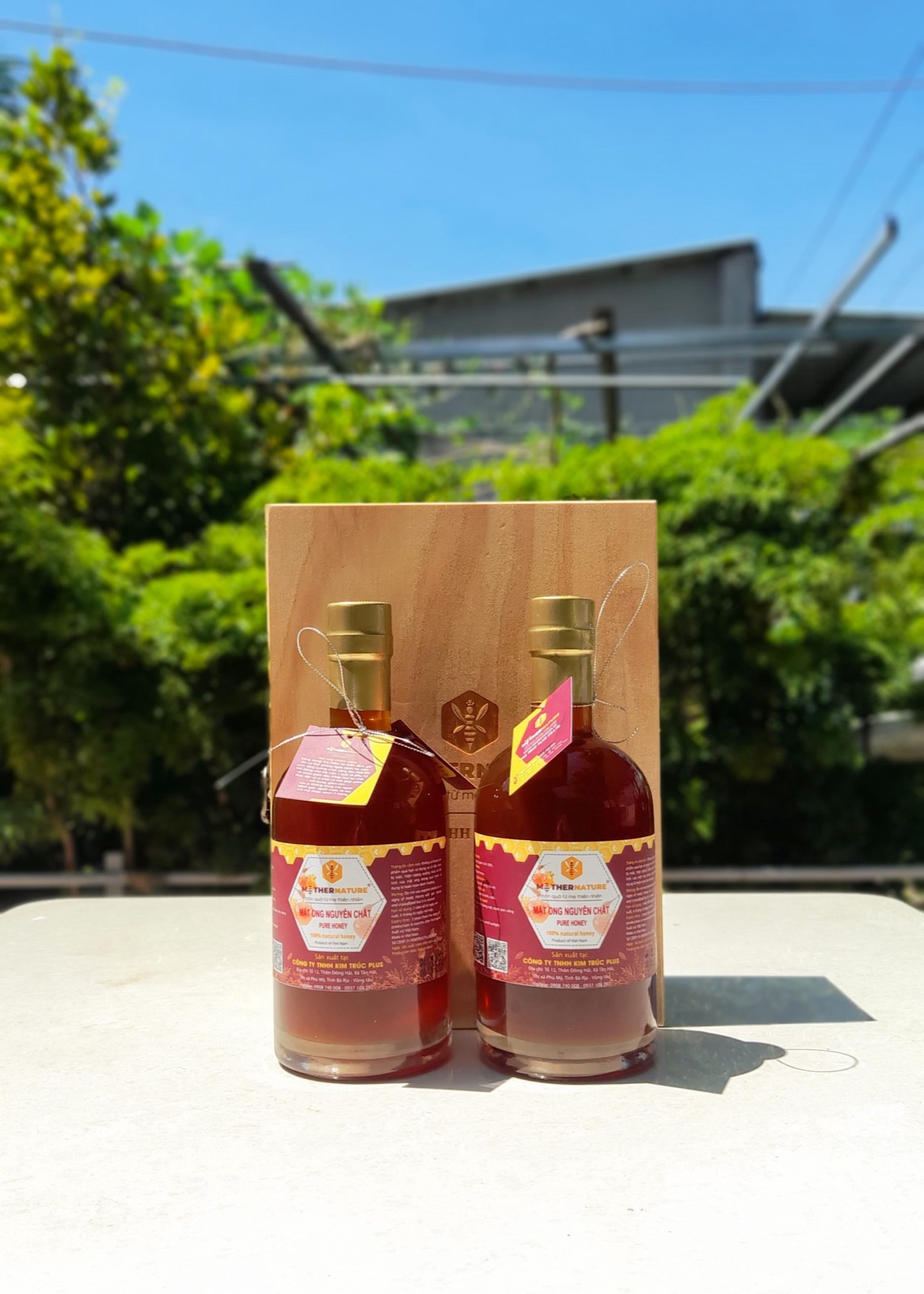 Hộp gỗ gồm 2 chai thủy tinh cao cấp 750ml: Mật Ong Nguyên Chất Mother Nature